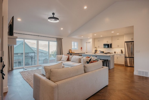 Mountain View Lodge – Scenic Cabin Retreat with Snowmobile Access & Lake Views