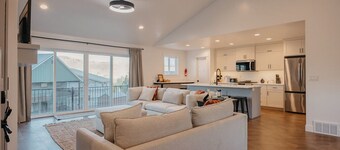 Mountain View Lodge – Scenic Cabin Retreat with Snowmobile Access & Lake Views