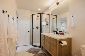 Jetted tub, hair dryer, bidet, towels - Mountain View Lodge - Spacious Cabin Retreat with Hot Tub, (Scofield)