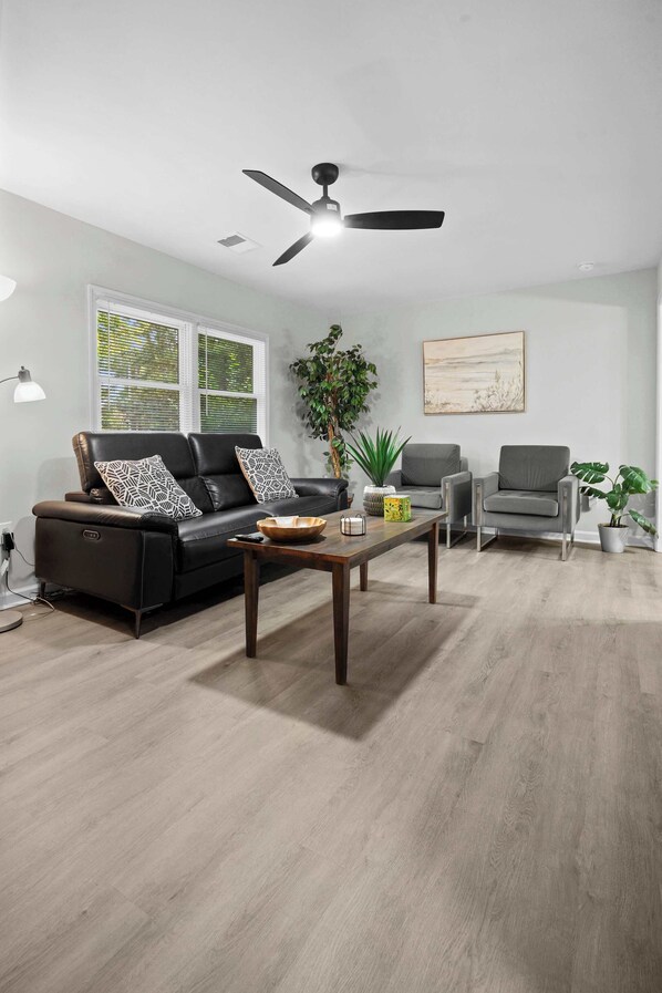 TV, offices - 10 Min to Downtown - Desk  - Fenced Yard - Wi-Fi (Raleigh)