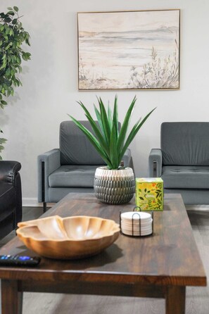 Interior - 10 Min to Downtown - Desk  - Fenced Yard - Wi-Fi (Raleigh)