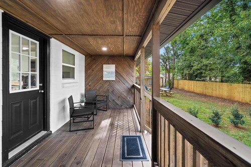 10 Min to Downtown - Desk  - Fenced Yard - Wi-Fi