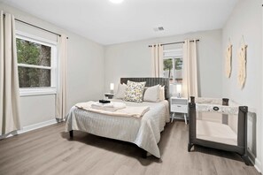 2 habitaciones, escritorio, tabla de planchar con plancha y wifi