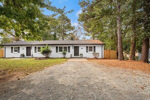 Unclassified image, 3 of 38, button - 10 Min to Downtown - Desk  - Fenced Yard - Wi-Fi (Raleigh)