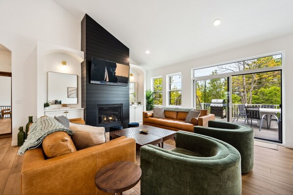 Smart TV, fireplace - The Edelweiss: NEW 6 BR/Theatre/Game Room/Fire Pit (Ephraim)