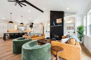 Smart TV, fireplace