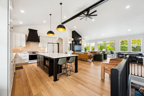 The Edelweiss: NEW 6 BR/Theatre/Game Room/Fire Pit