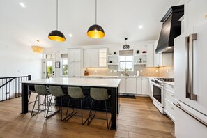 冷蔵庫、電子レンジ、オーブン、コンロ