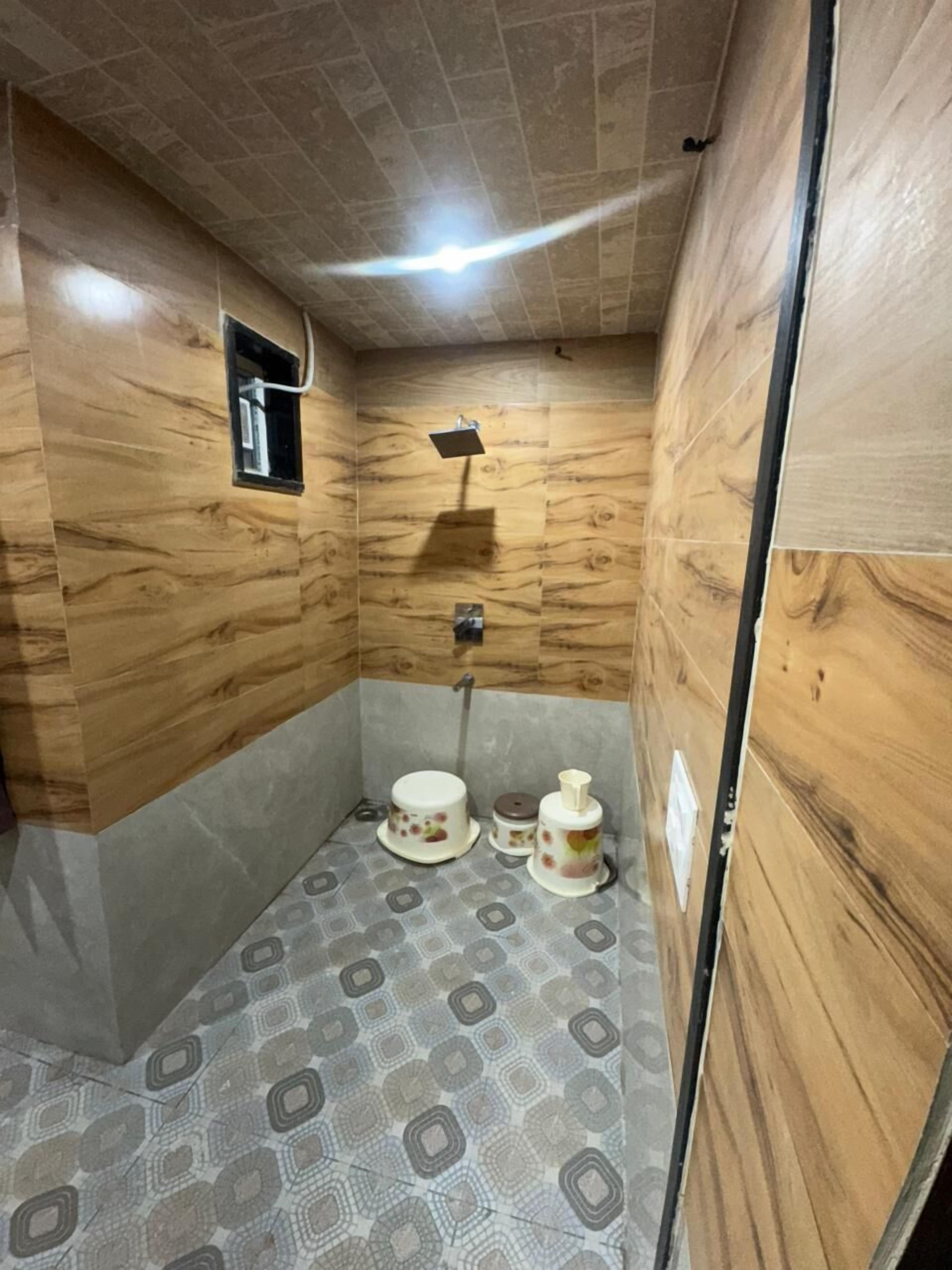 Deluxe Room | Bathroom | Free toiletries, slippers, towels, soap