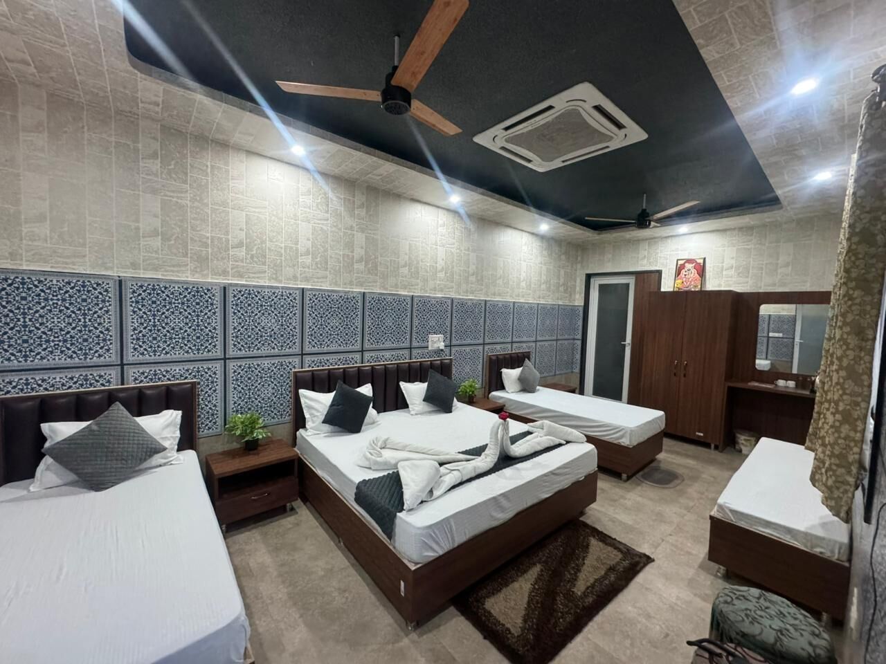 مكتب وواي فاي مجانًا وملاءات أسرّة