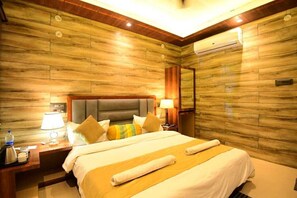 Classic Double or Twin Room | Desk, free WiFi