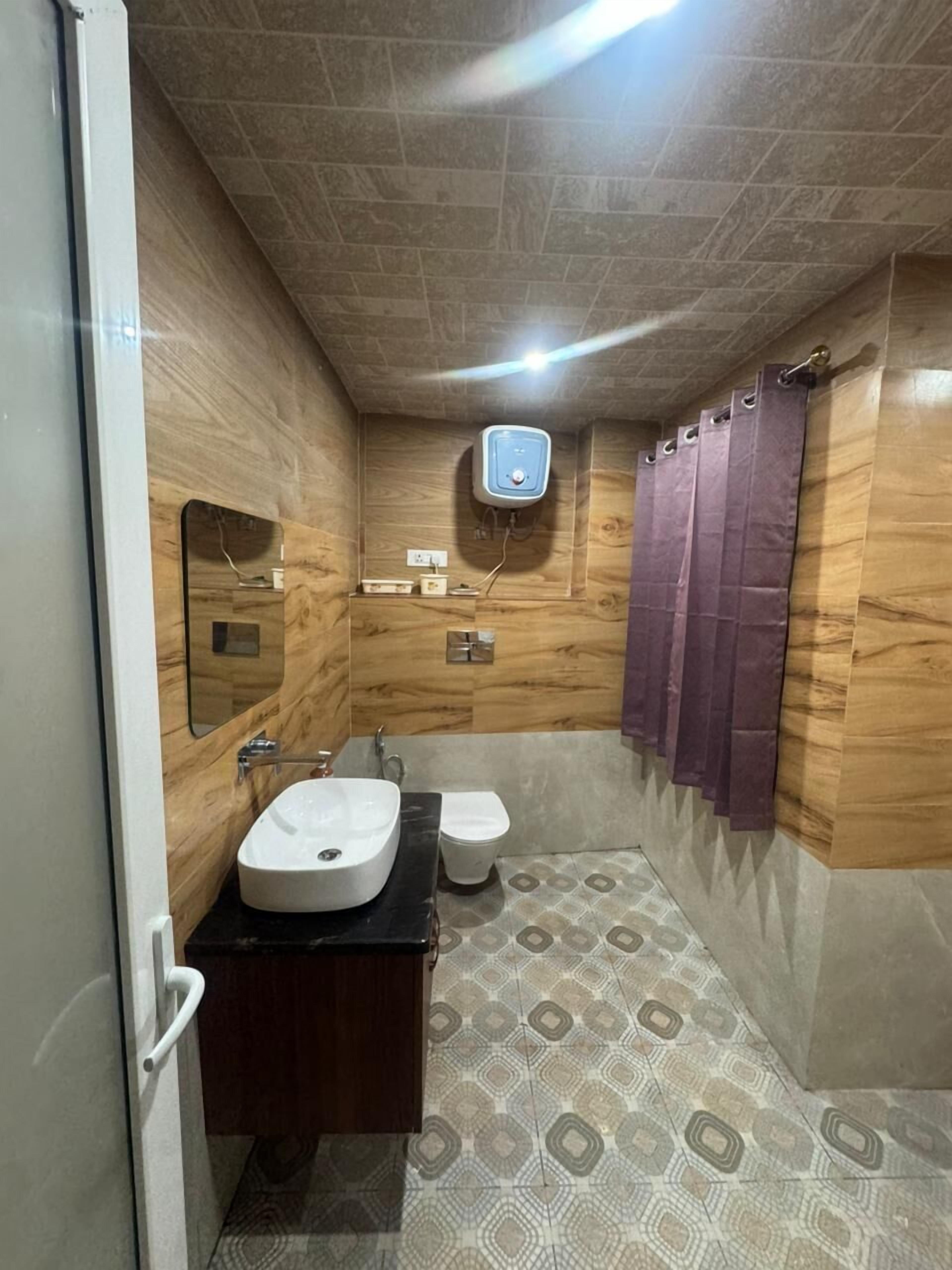 Deluxe Room | Bathroom | Free toiletries, slippers, towels, soap