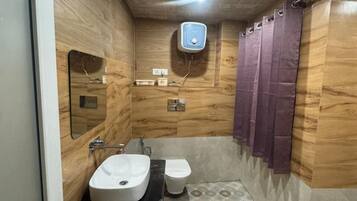 Deluxe Room | Bathroom | Free toiletries, slippers, towels, soap