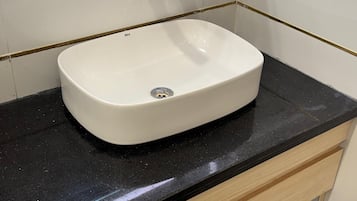 Classic-Doppel- oder -Zweibettzimmer | Badezimmer | Kostenlose Toilettenartikel, Handtücher, Seife, Shampoo