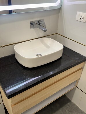 Classic Double or Twin Room | Bathroom | Free toiletries, towels, soap, shampoo
