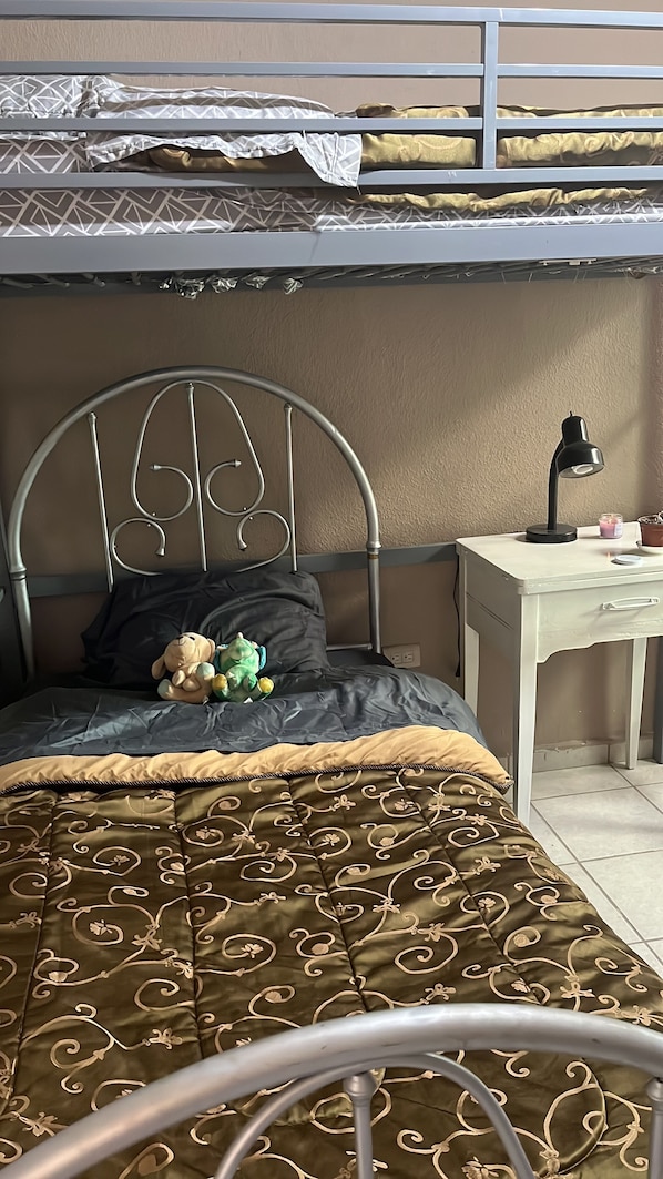 3 chambres, fer et planche à repasser, Wi-Fi, draps fournis