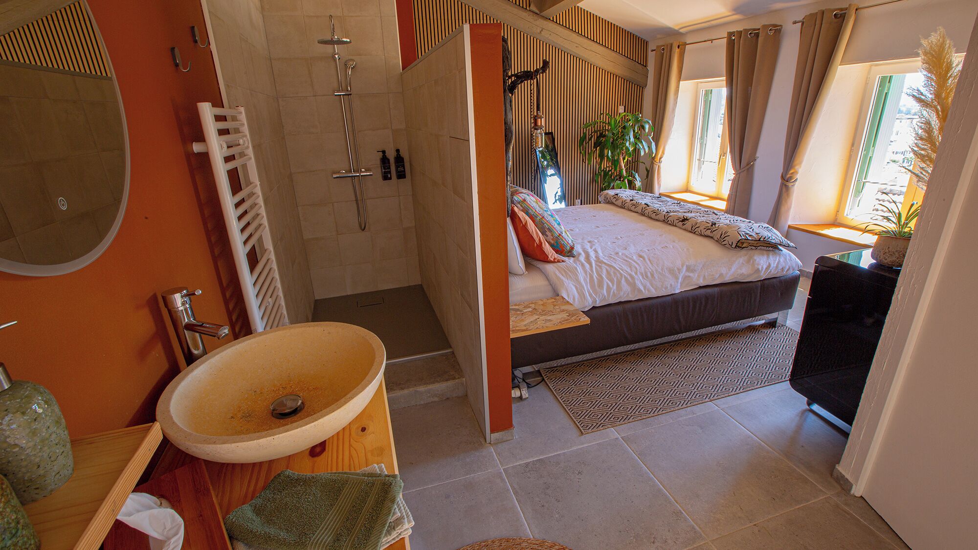 Habitación doble superior | Baño | Ducha, secador de pelo, toallas y jabón