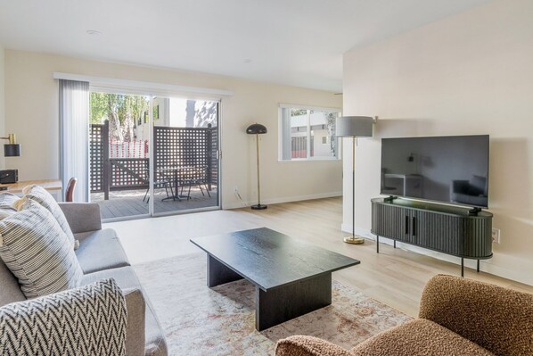 TV, stereo - Blueground | Midtown, shared pool, nr Park (Palo Alto)