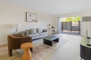 TV, stereo - Blueground | Midtown, shared pool, nr Park (Palo Alto)