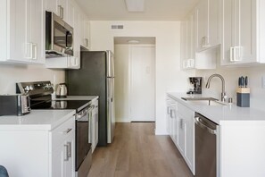 Fridge, microwave, oven, stovetop - Blueground | Midtown, shared pool, nr Park (Palo Alto)