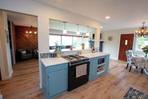 Microondas, horno, parrilla de estufa y lavavajillas