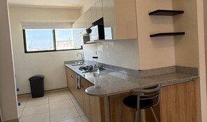 Mikroaaltouuni, liesi, astianpesukone