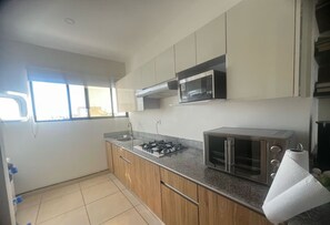 Mikroaaltouuni, liesi, astianpesukone