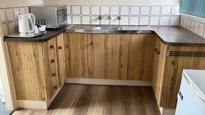 Family Apartment | Private kitchen - Bendemeer Hotel (Bendemeer)