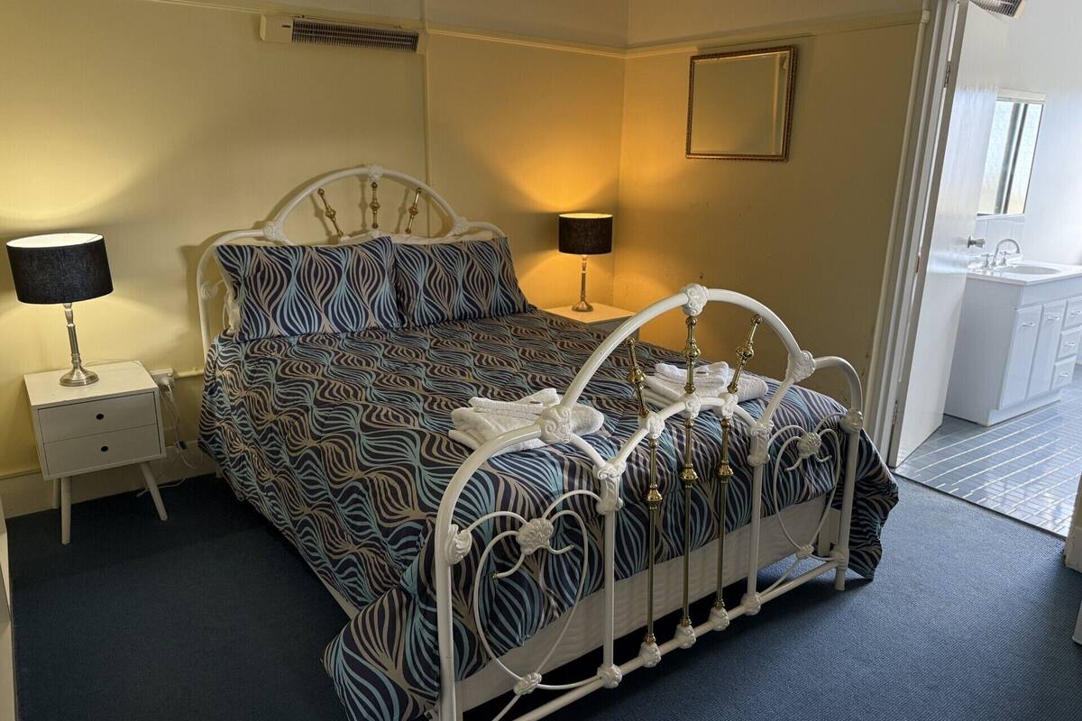 Basic Room | Bed sheets