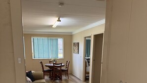 Family Apartment | Living area | 30-cm flat-screen TV with satellite channels - Bendemeer Hotel (Bendemeer)