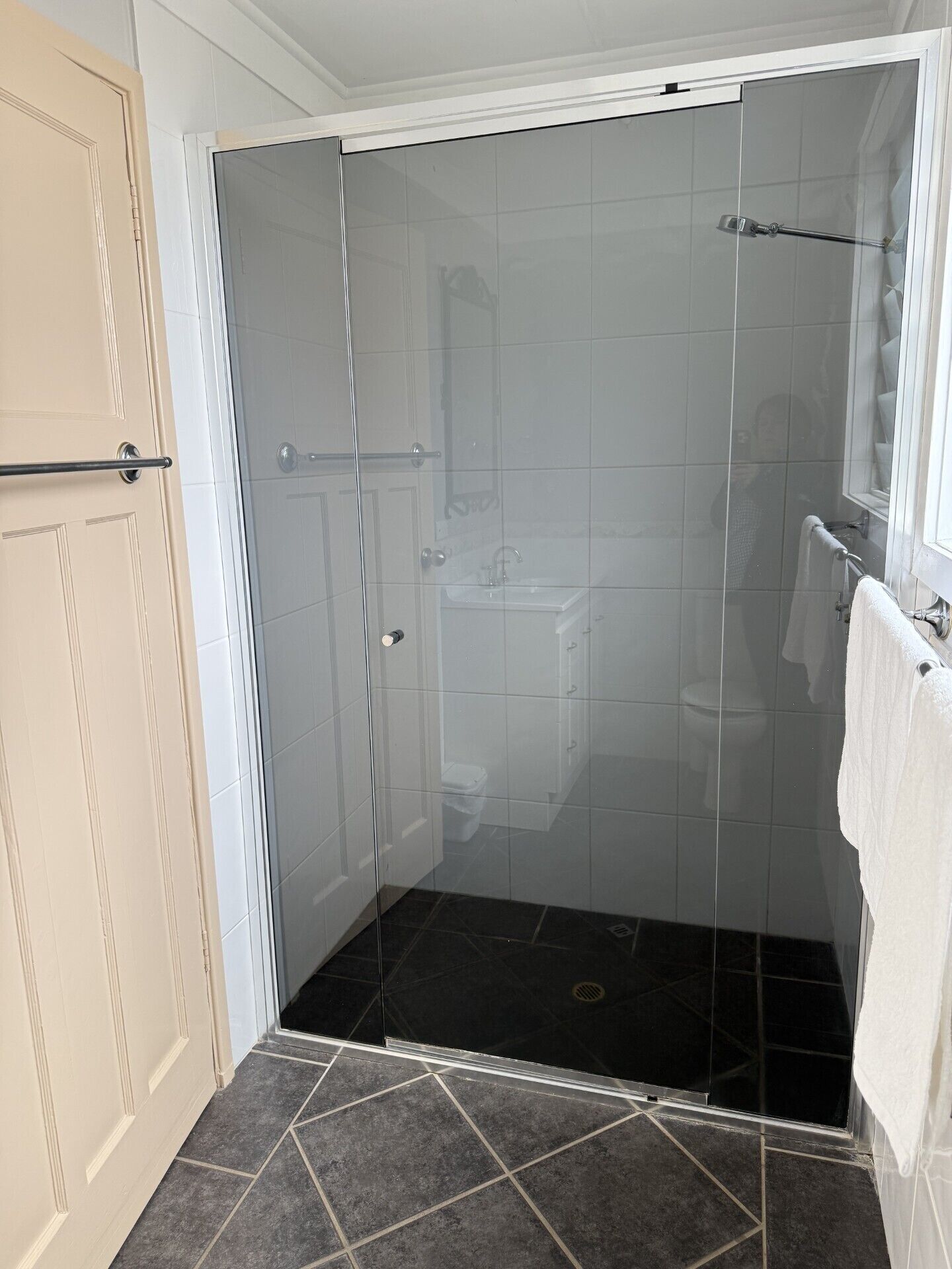 Familienapartment | Badezimmer | Handtücher, Seife, Toilettenpapier