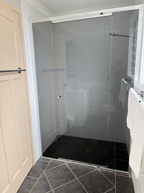 Familie appartement | Badkamer | Handdoeken, zeep, toiletpapier