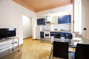 Fridge, oven, stovetop, coffee/tea maker
