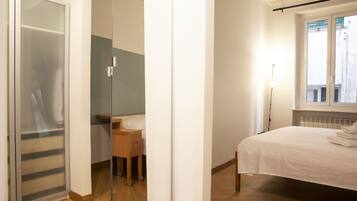 1 habitación, tabla de planchar con plancha, wifi gratis y ropa de cama
