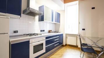 Fridge, oven, stovetop, coffee/tea maker
