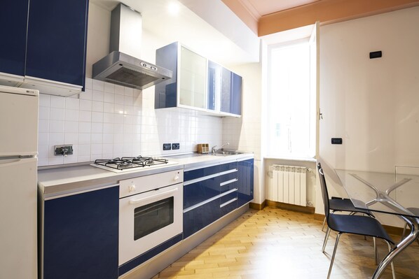 Fridge, oven, stovetop, coffee/tea maker
