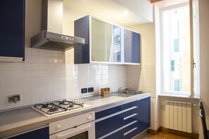 Fridge, oven, stovetop, coffee/tea maker