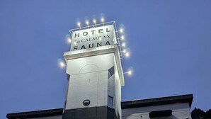 Een hotel met een bord waarop 