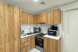 Refrigerador, microondas, horno y parrilla de estufa 