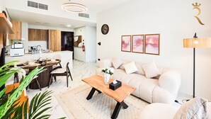 Un salon moderne avec un canapé, une table basse et un coin repas.