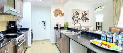 Réfrigérateur, micro-ondes, four, cafetière/bouilloire