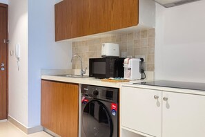Coffee/tea maker, fridge, microwave, oven