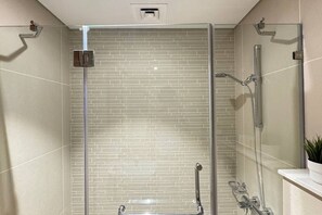 Articles de toilette gratuits, sèche-cheveux, peignoirs, chaussons