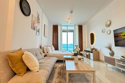 Modern & Calm Studio Stay | Big TV, Sofa, Kitchen