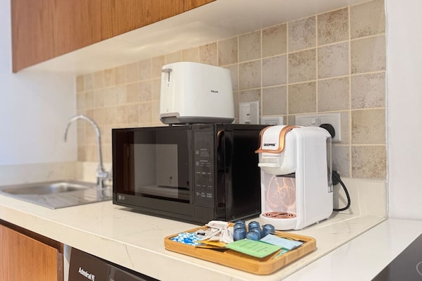 Coffee/tea maker, fridge, microwave, oven