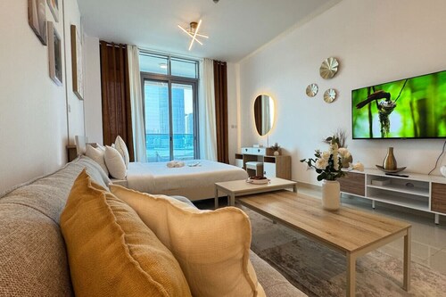 Modern & Calm Studio Stay | Big TV, Sofa, Kitchen