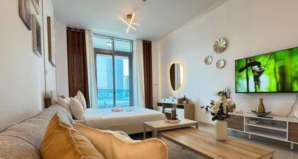 Modern & Calm Studio Stay | Big TV, Sofa, Kitchen