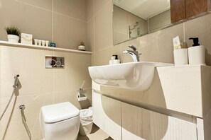 Articles de toilette (gratuits), séchoir à cheveux, peignoirs