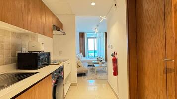 Refrigerador, microondas, horno y parrilla de estufa