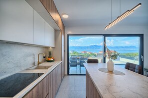 Køleskab, mikrobølgeovn, ovn, kogeplade